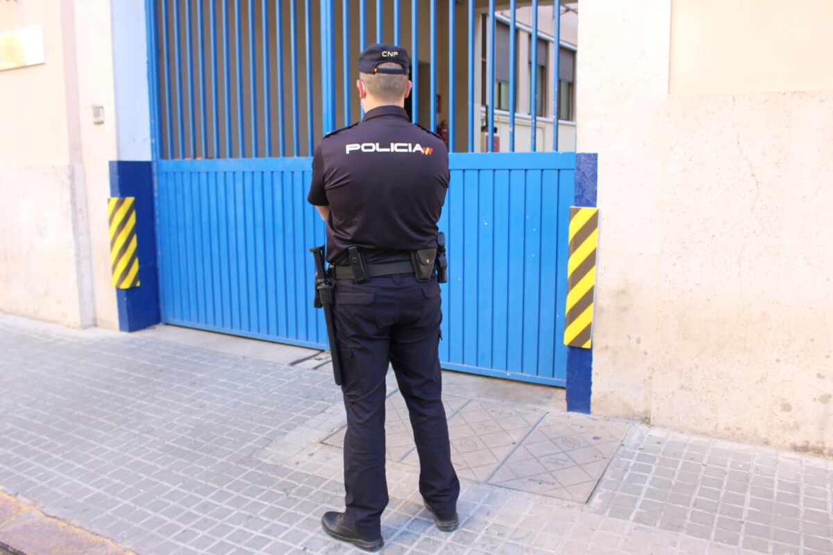 La Policía Nacional detiene en València a un hombre que perseguía navaja en mano a una pareja para robarles Agente de la Policía Nacional